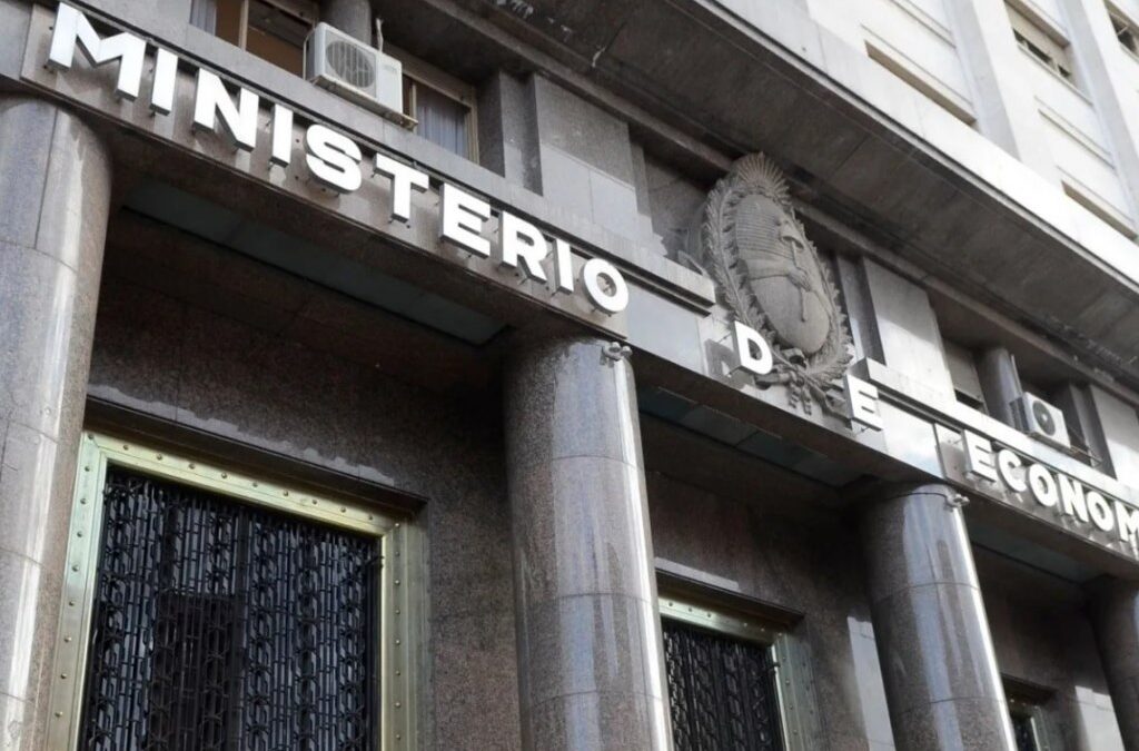 El Gobierno prepara el terreno para ir por un canje de deuda extranjera