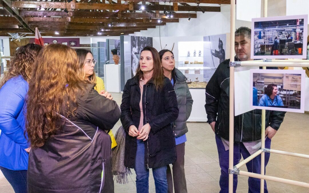 Comenzó la muestra fotográfica «Mujeres metalúrgicas» en el Museo Virginia Choquintel