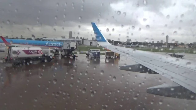 15 vuelos afectados: Demoras y cancelaciones en Aeroparque y Ezeiza por la tormenta