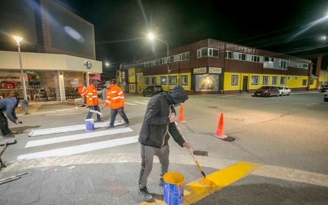 Ushuaia: El Municipio continúa con trabajos de limpieza y pintura en la zona céntrica