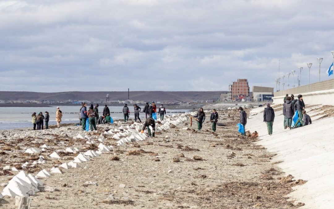 Se realizó una jornada de limpieza de la playa de Río Grande, abarcando más de 20 kilómetros
