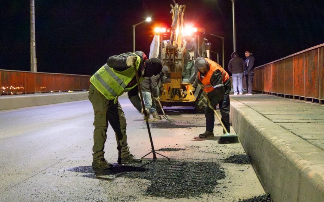 Río Grande: Continúa la obra de remediación asfáltica del puente General Mosconi