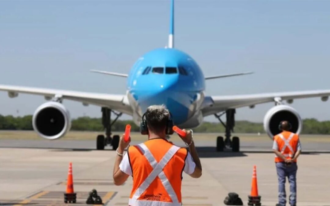 Los funcionarios del Estado ya no estarán obligados a contratar a Aerolíneas Argentinas con “exclusividad”