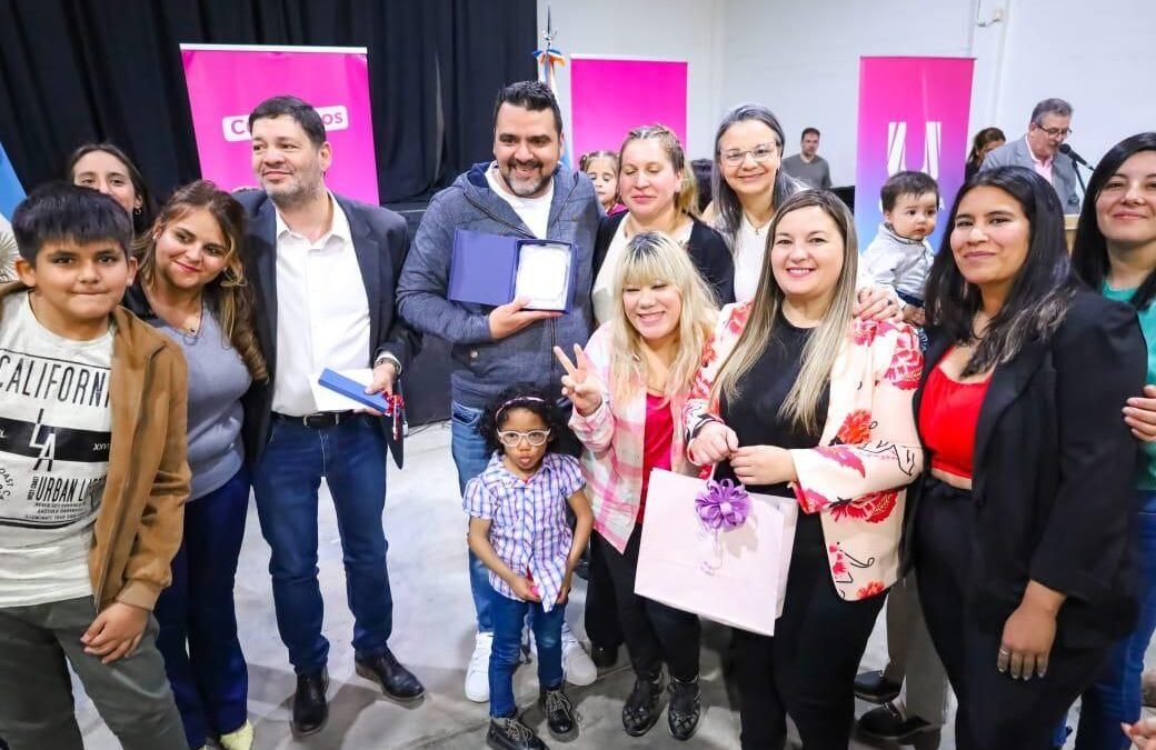 Entregaron decretos de preadjudicación a familias de mujeres cooperativistas