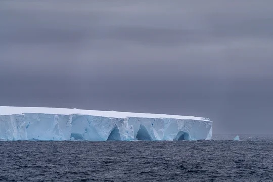 El iceberg más grande del mundo se desprendió y navega por el océano