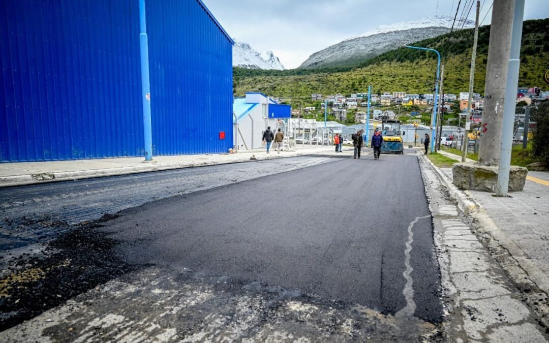 Ushuaia: Realizan bacheo y repavimentación en calles del barrio Mirador de los Andes