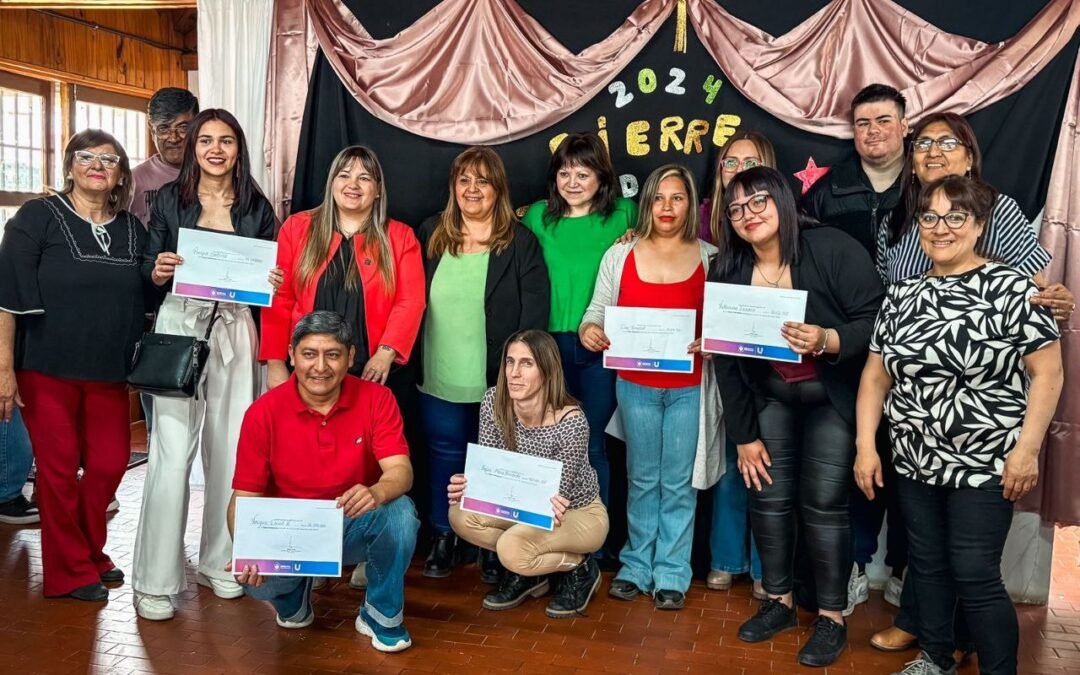 300 vecinos y vecinas recibieron su certificación al concluir capacitación en talleres comunitarios