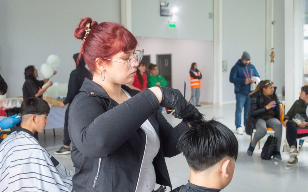 Río Grande: El Gobierno realizó cortes de pelo gratuitos en la Casa de la Alegría