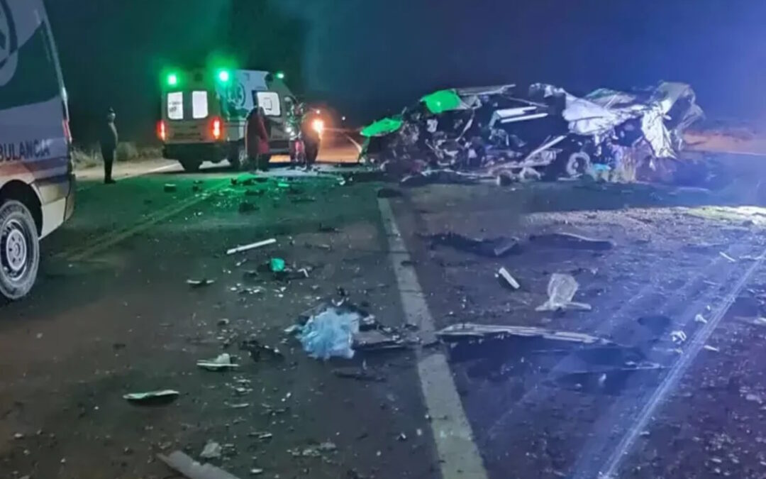 Fatal accidente en Jujuy: 6 personas murieron en un choque frontal entre un camión y una combi