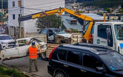 La Municipalidad de Ushuaia retiró chatarra  y vehículos abandonados en la vía pública