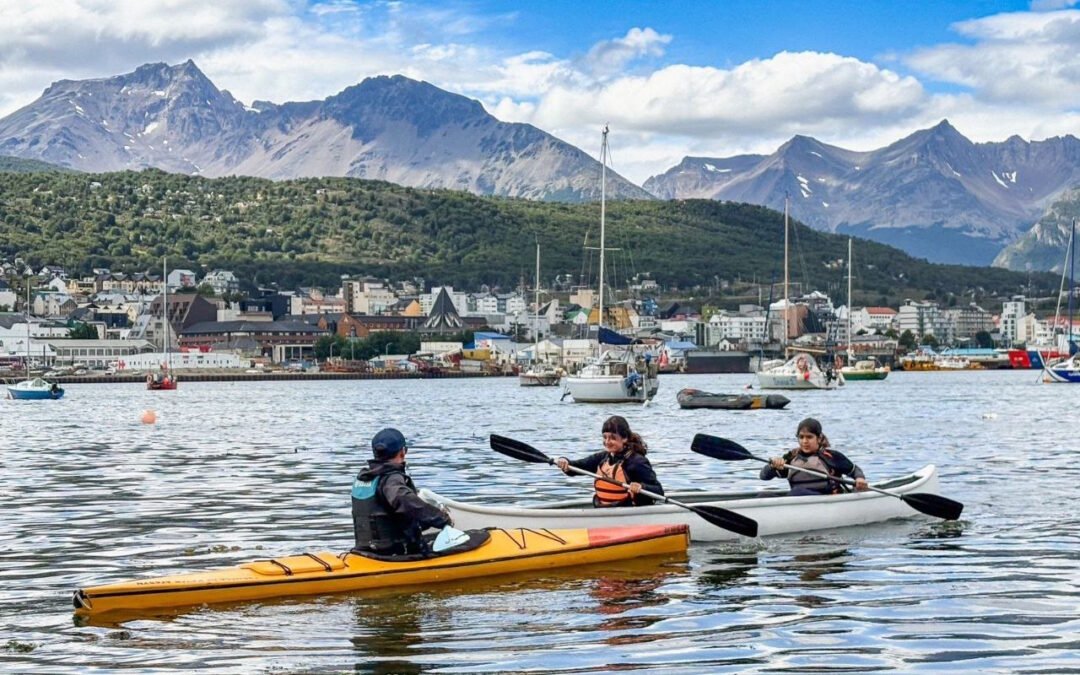 Ushuaia: Comenzaron los talleres de kayak para participantes de “Activá el Verano”