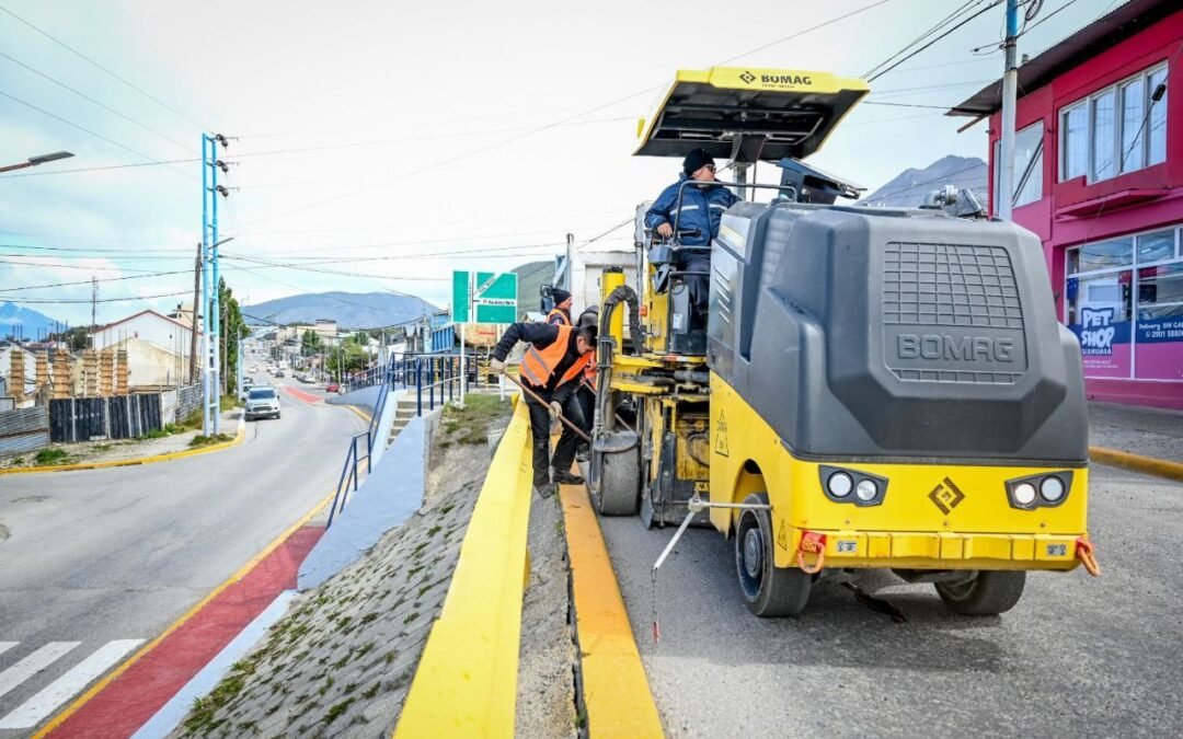 Recuperación vial: El Municipio de Ushuaia realiza reparación de calle Magallanes
