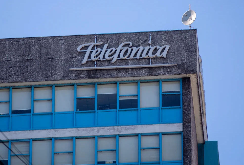Nación advierte posible monopolio ante la compra de Telefónica por el Grupo Clarín