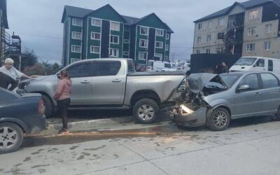 Choque contra tres vehículos estacionados