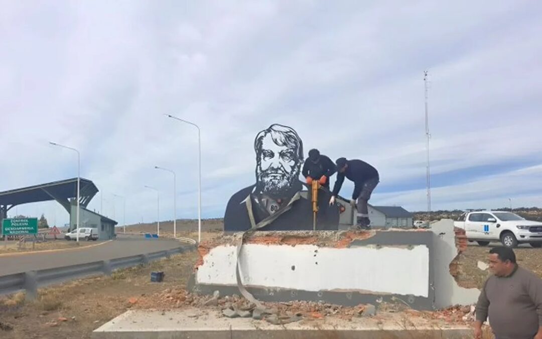 El intendente de Río Gallegos, tras la destrucción del monumento de Osvaldo Bayer: “Es de mucha pobreza intelectual”