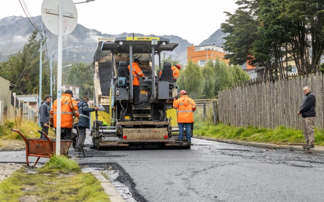 Personal Municipal de Ushuaia repavimentó la calle Las Lengas