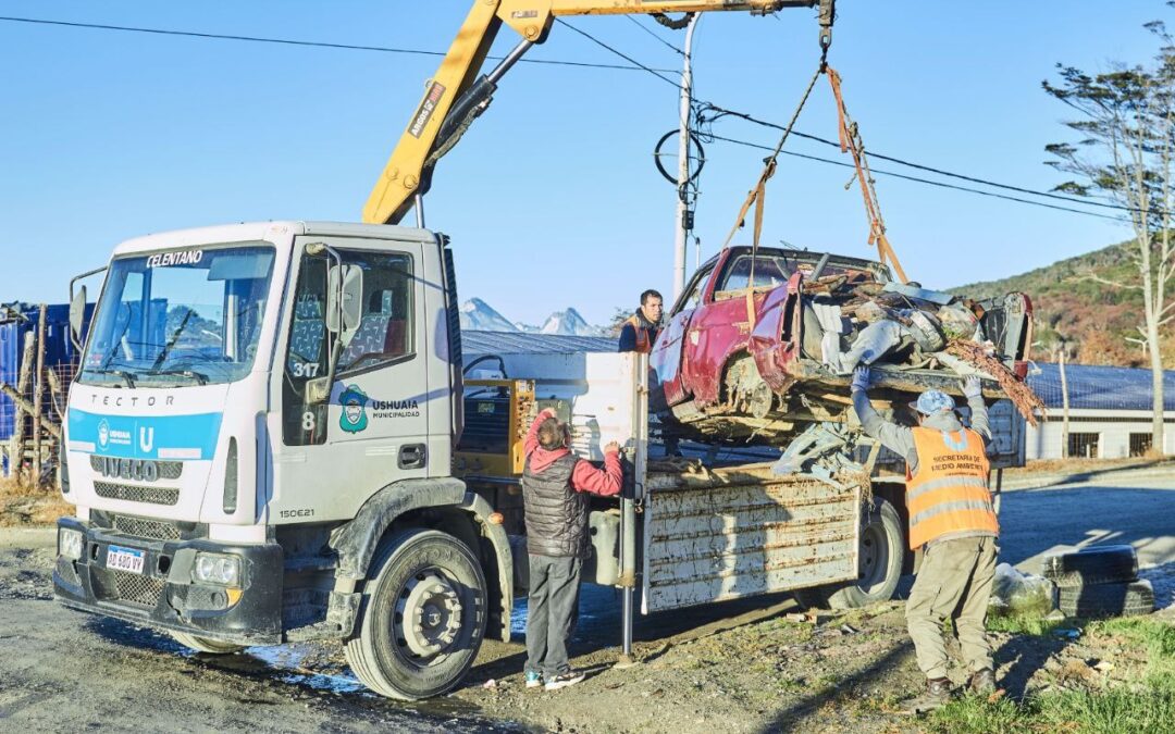 La Municipalidad de Ushuaia retiró chatarra y vehículos abanonados en la vía pública