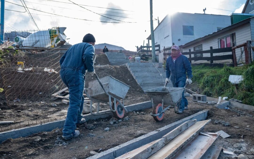La Municipalidad de Ushuaia construye una nueva escalera en calle Karukinka Norte