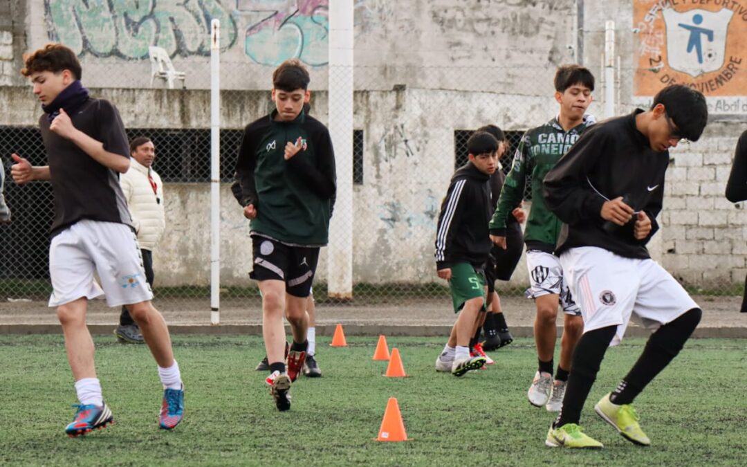 Preseleccionados de fútbol continúan entrenando