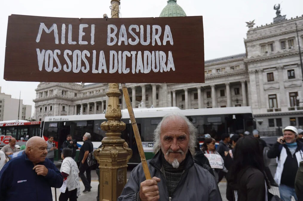 Empujones, gritos y un detenido: Jubilados marcharon al Congreso y luego a Plaza de Mayo