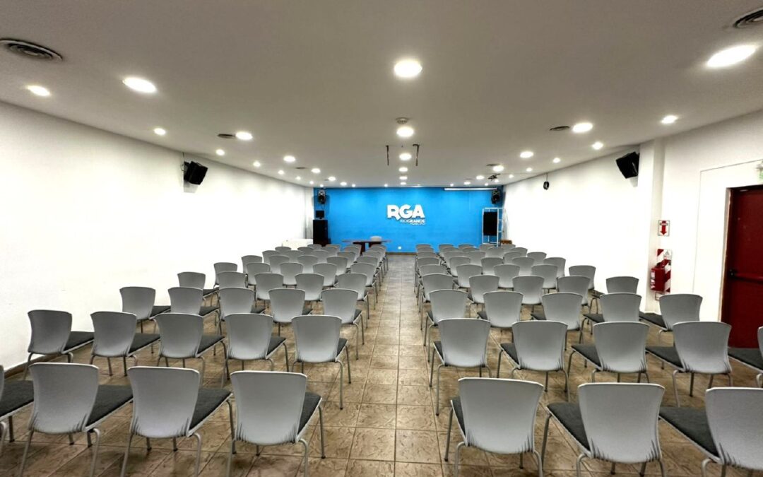 La empresa Total donó 100 sillas para el auditorio del museo “Virginia Choquintel”