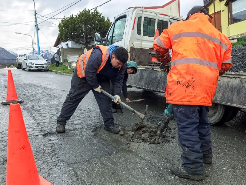 Obra pública: El Municipio realizó trabajos de bacheo en el barrio Andino