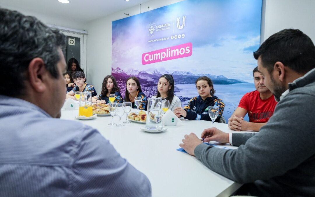 El intendente Vuoto recibió a integrantes de la Escuela Municipal de Natación