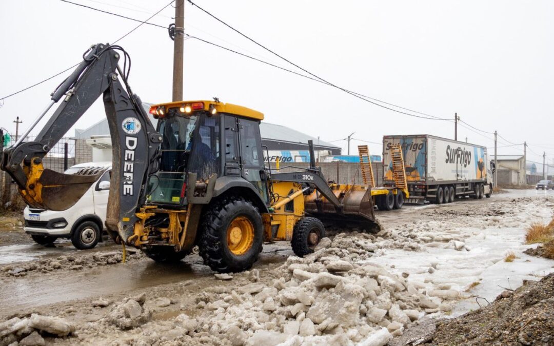 Continúan los trabajos de limpieza de hielo y nieve