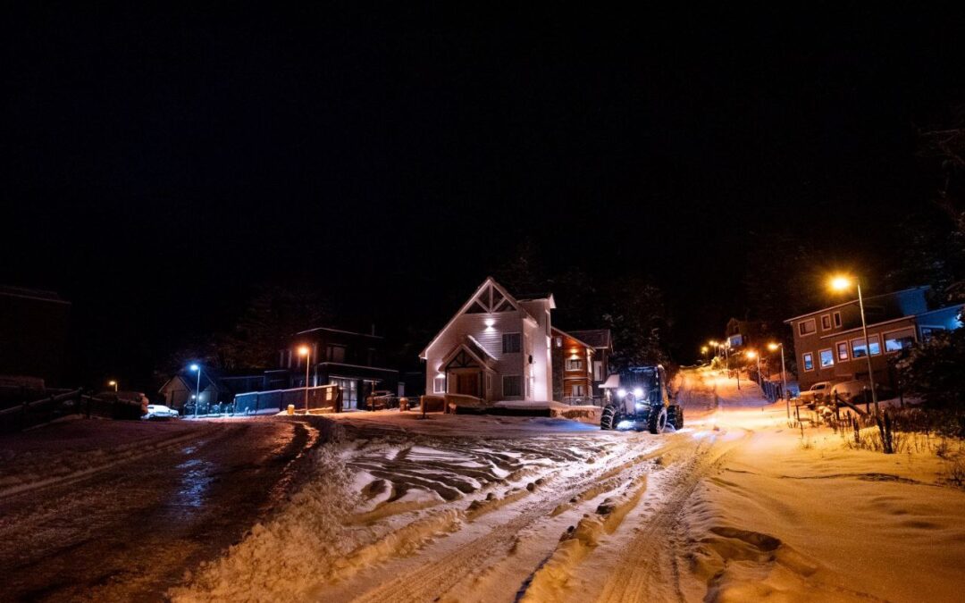 Tras las nevadas en Ushuaia, avanzan las tareas de despeje y limpieza de calles