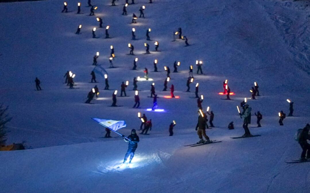 Se vivió la tradicional bajada con antorchas en el Cerro Castor