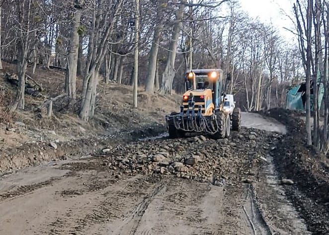 USHUAIALa Municipalidad continúa con tareas de bacheo y mantenimiento en calles de ripio