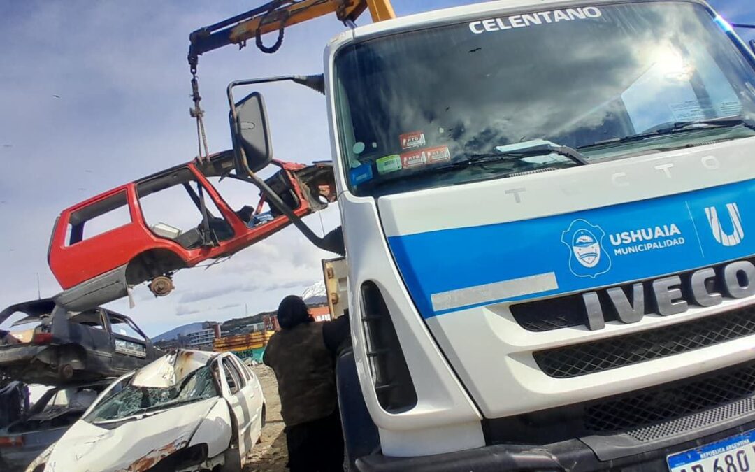 El Municipio de Ushuaia retiró 40 autos abandonados de la vía pública