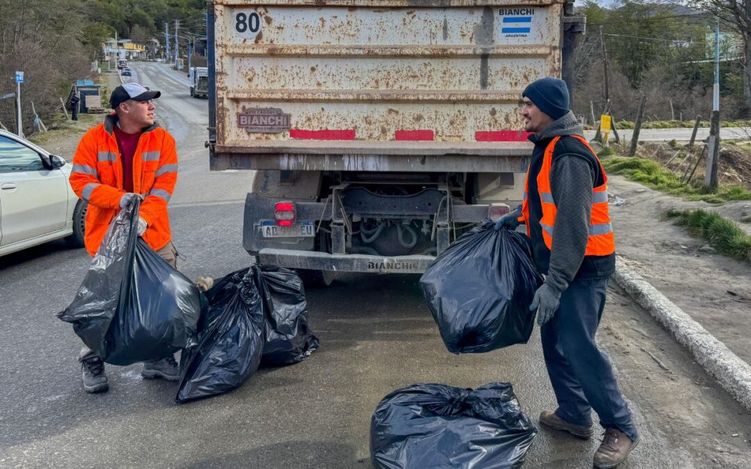 HIGIENE URBANAPersonal del Municipio de Ushuaia realizó trabajos de limpieza en el Sendero de los Presos