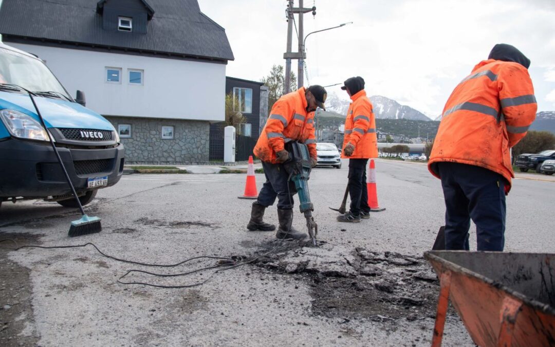 El Municipio avanza con los trabajos de bacheo en calles y avenidas de Ushuaia