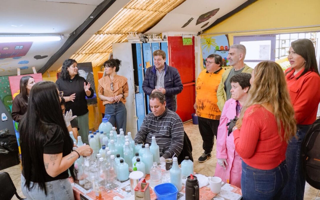 CONTACTO CON DOCENTES Y ALUMNOSEl gobernador Melella visitó el CAAD en Río Grande y se interiorizó de sus actividades