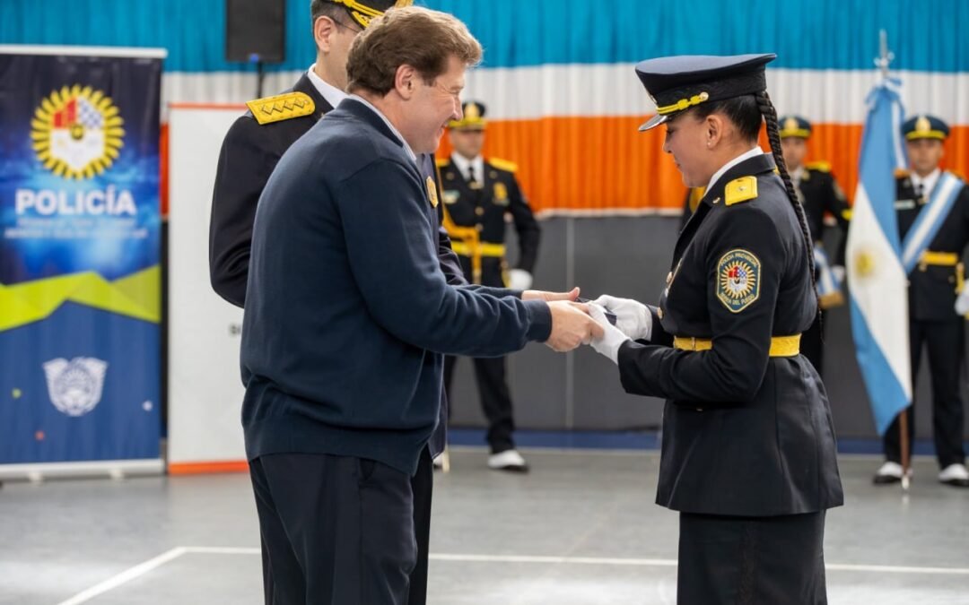 Melella encabezó el egreso de oficiales ayudantes y agentes de la Policía Provincial