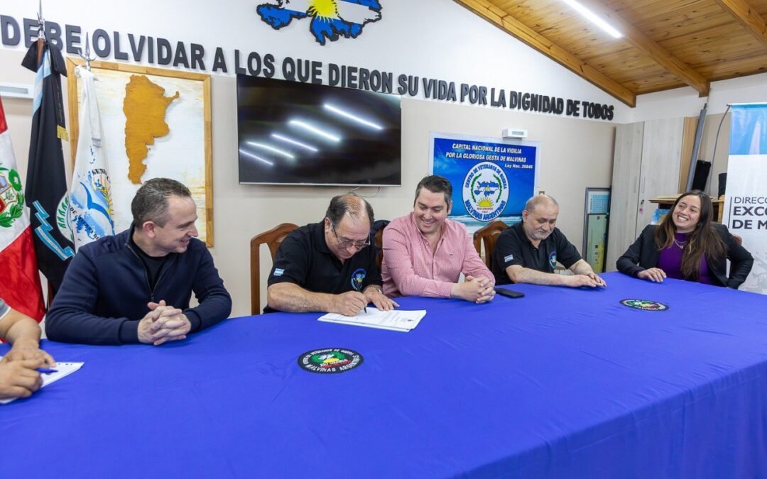 El intendente de Río Grande firmó decreto para avanzar con la titulación de tierras del Centro de Veteranos