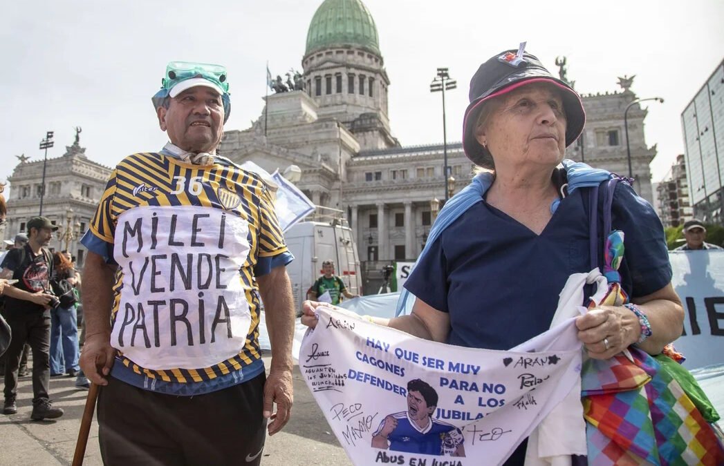 Tensión en la protesta de jubilados mientras Bullrich negocia la reforma laboral