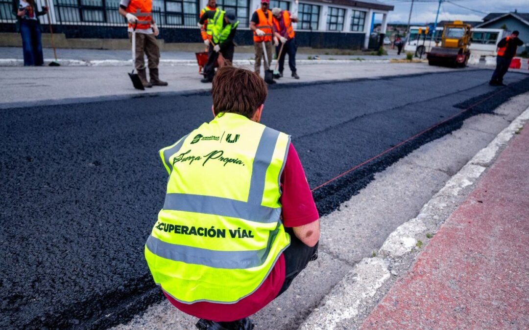 El Municipio de Ushuaia avanza con la repavimentación de la calle Damiana Fique