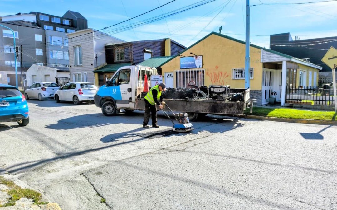 La Municipalidad de Ushuaia continúa con trabajos de bacheo y mantenimiento vial