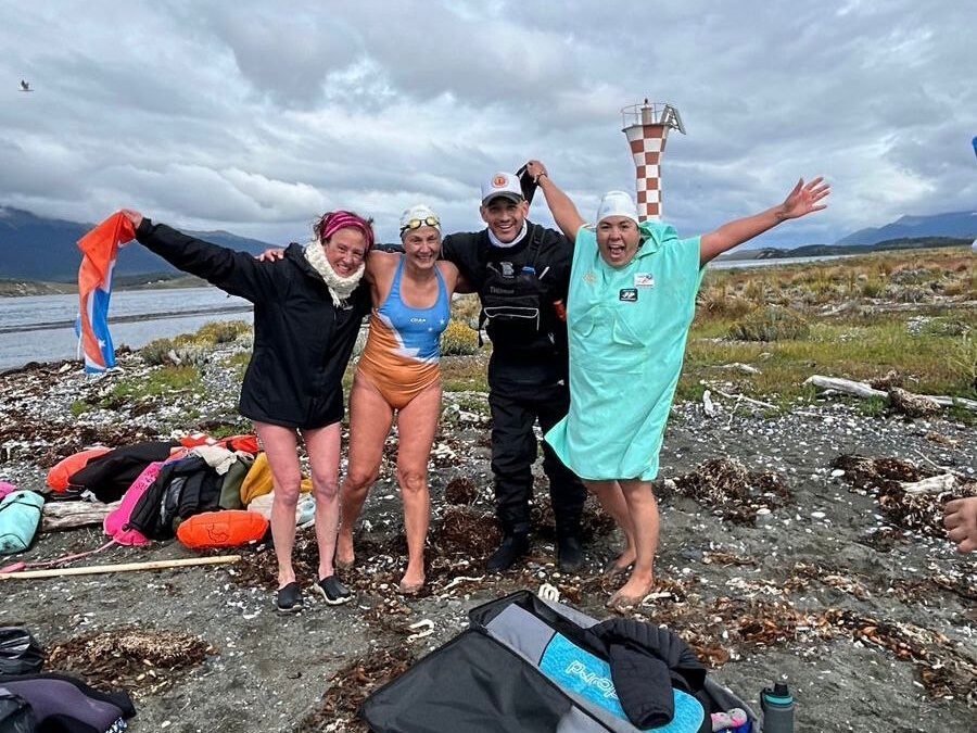 Tres nadadoras riograndenses realizaron una histórica travesía en el Canal Beagle