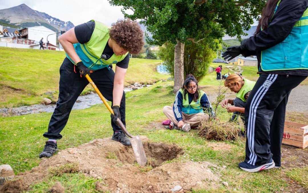 USHUAIALa Municipalidad y la ONG ASEZ WAO realizaron jornada de plantación de árboles