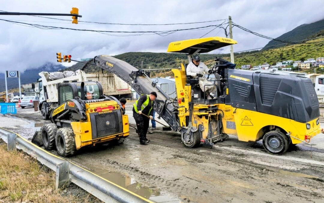 OBRA PÚBLICAEl Municipio de Ushuaia avanza con tareas de fresado en Av. Héroes de Malvinas