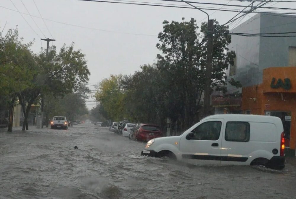 Inundaciones en Santa Rosa: cayeron 90 mm y piden a vecinos resguardarse en sus hogares