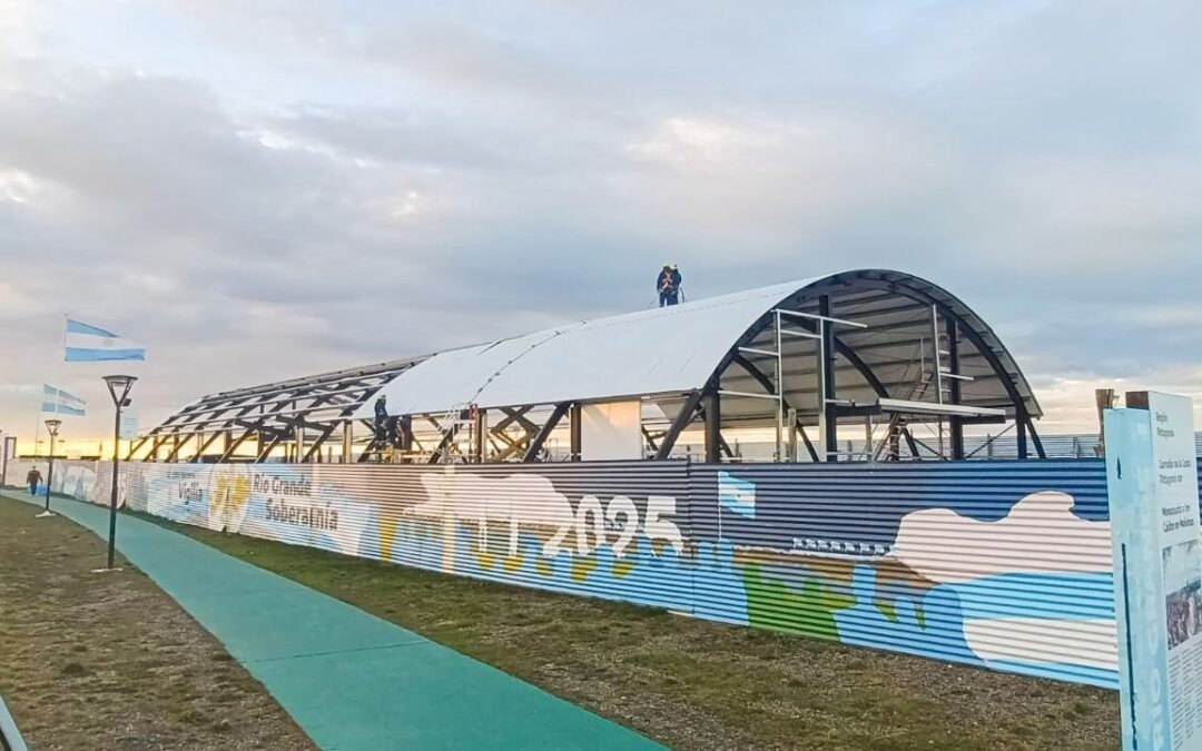 Avanzan los trabajos de techado en la Carpa de la Dignidad