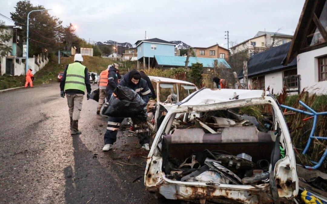 Limpieza urbanaNuevo retiro de chatarra en Bahía Golondrina