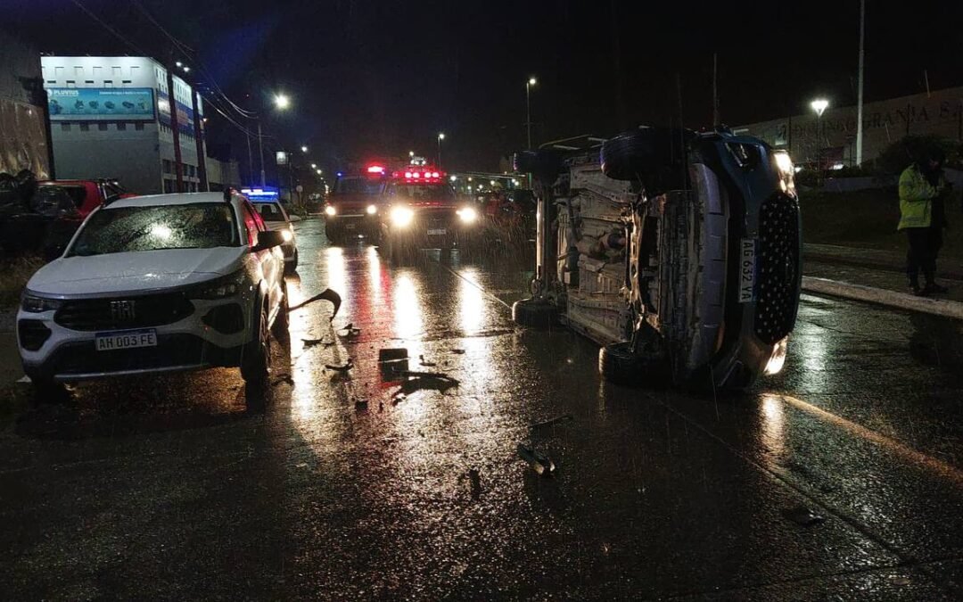 Un vehículo volcó tras chocar contra un auto estacionado