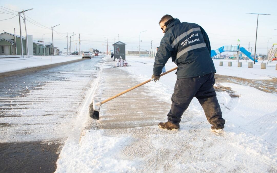 Río Grande: El Municipio despliega su operativo invernal tras las nevadas de las últimas horas