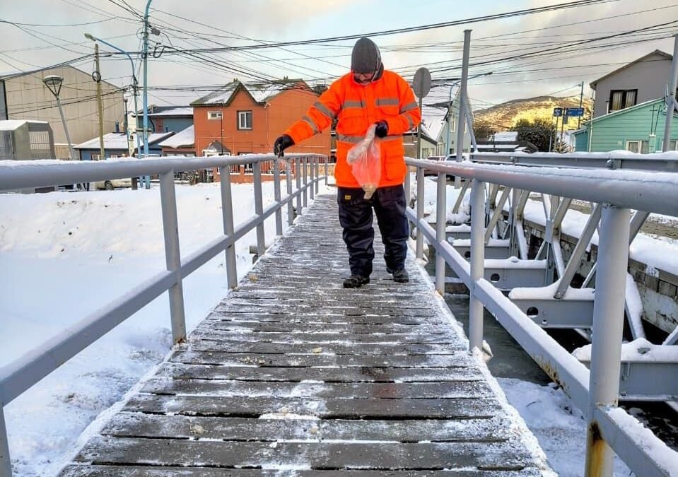 Operativo Invierno: Realizan despeje de nieve en playones, plazas y escaleras