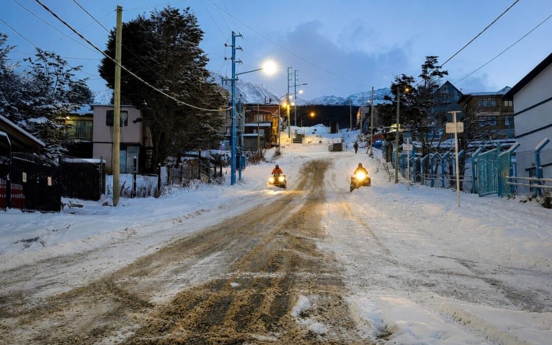 MANTENIMIENTO VIALNevadas: El Municipio de Ushuaia lleva adelante el operativo de limpieza de calles